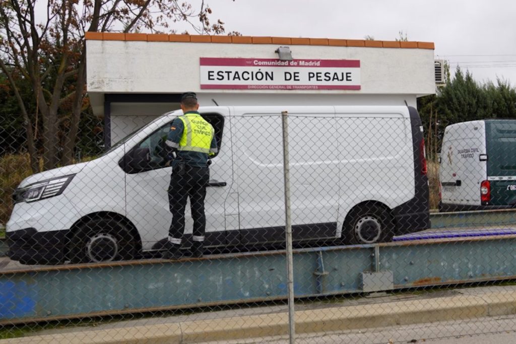 Guardia Civil haciendo una inspección de peso a una furgoneta