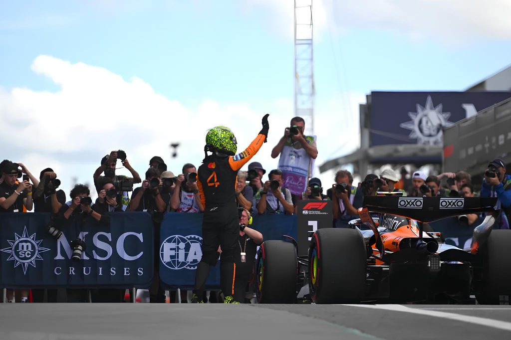 Lando Norris celebra su victoria en el Gran Premio de Brasil