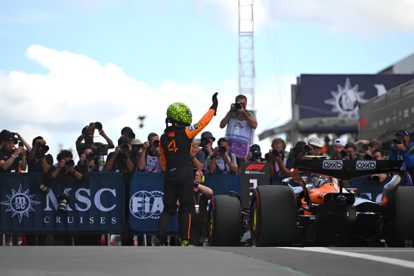 Lando Norris celebra su victoria en el Gran Premio de Brasil