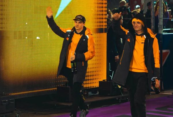 Lando Norris y Oscar Piastri saludan