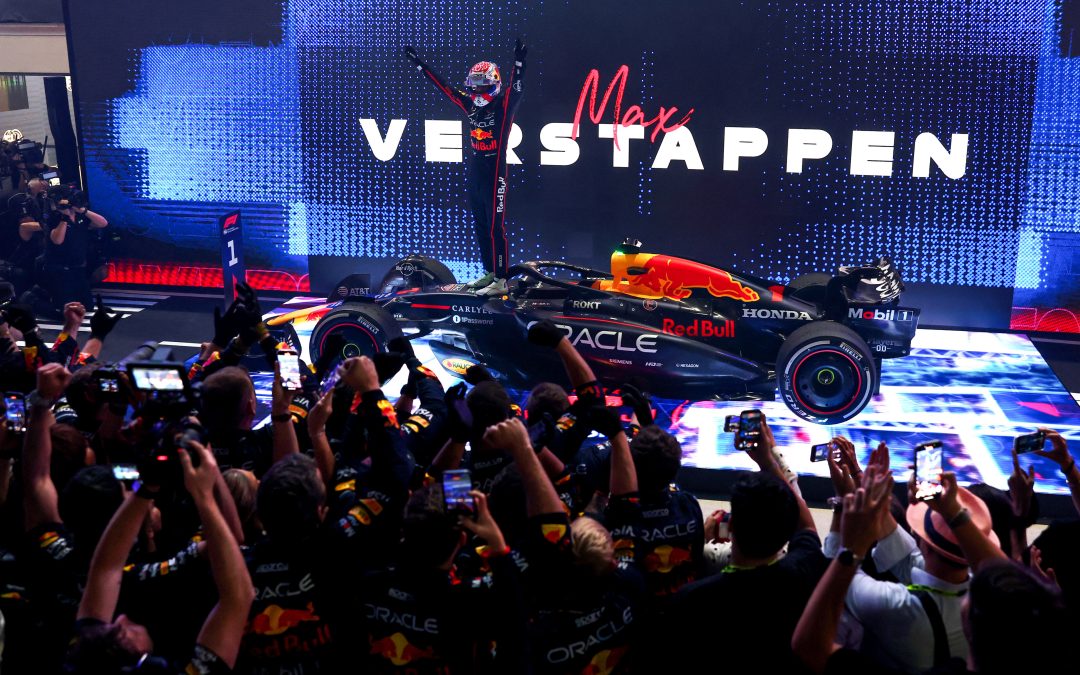 McLaren regala la victoria a Verstappen y Carlos vuelve al podio