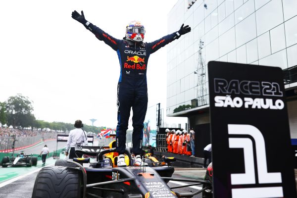Max Verstappen celebra su victoria en el Gran Premio de Brasil de 2024