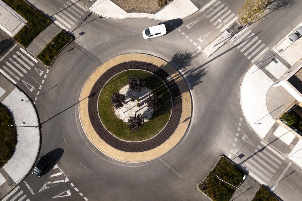 Rotonda con un coche circulando