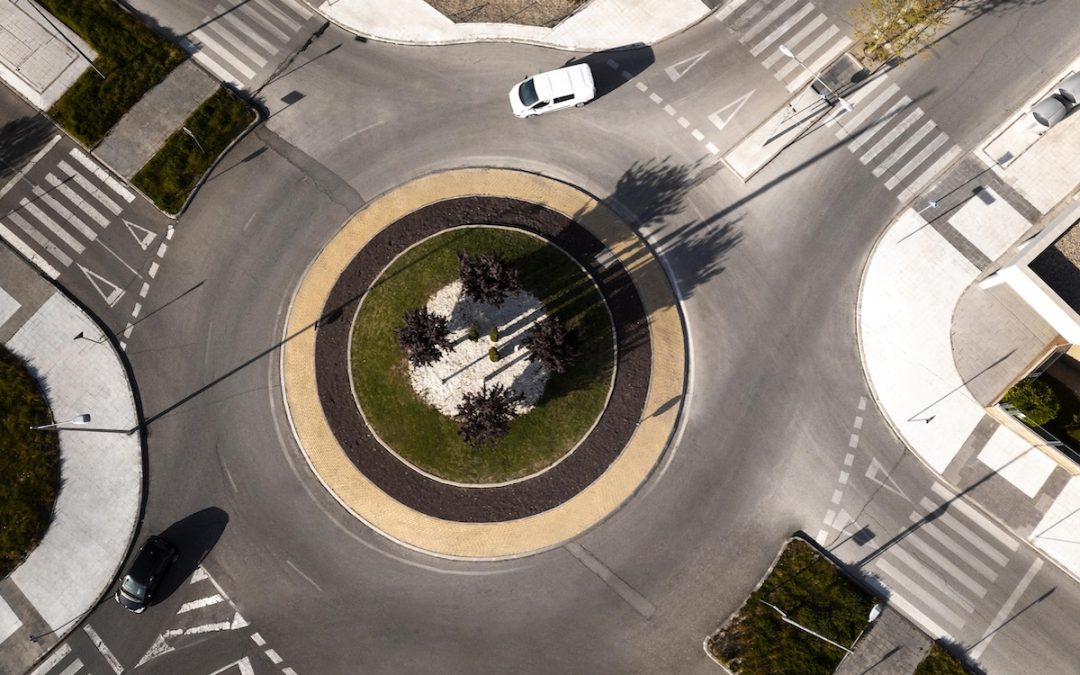 Cómo se debe circular por una rotonda según la normativa española