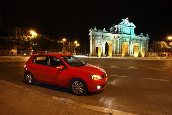 ¿Qué luces debo usar en cada momento? Esto es lo que dice la normativa