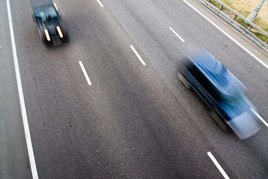 Coches adelantando a alta velocidad