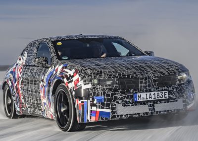 BMW M Neue Klasse - vista lateral - frontal-