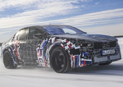 BMW M Neue Klasse - vista lateral - frontal