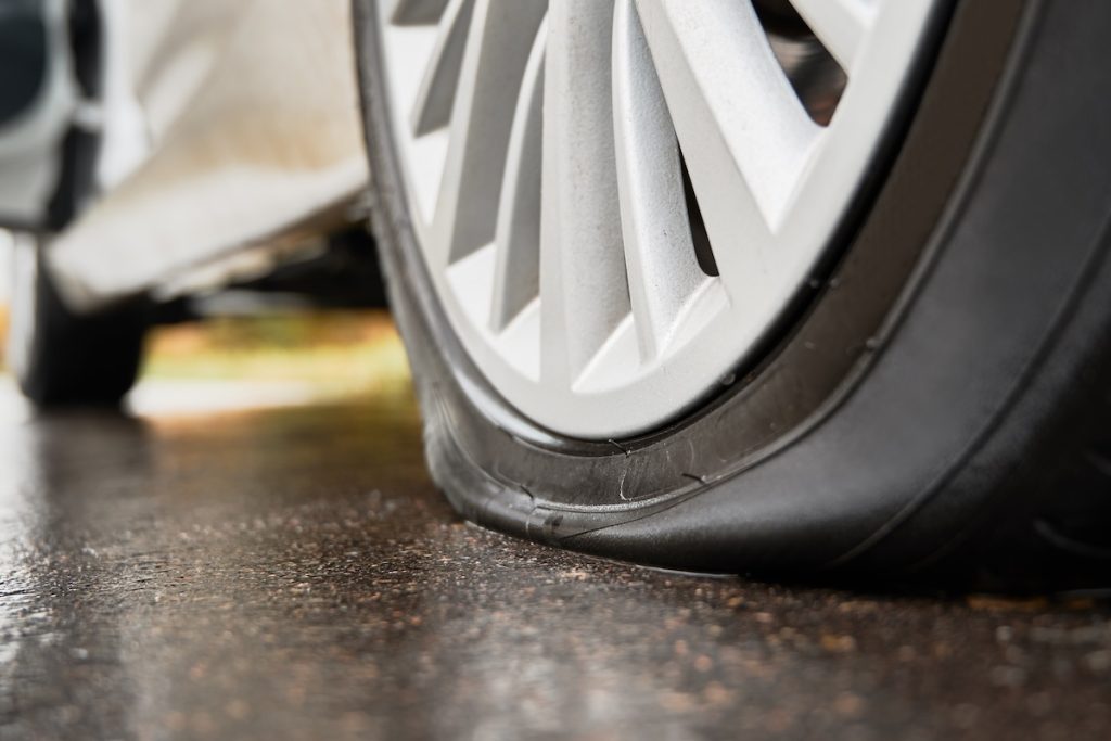 Rueda de coche pinchada