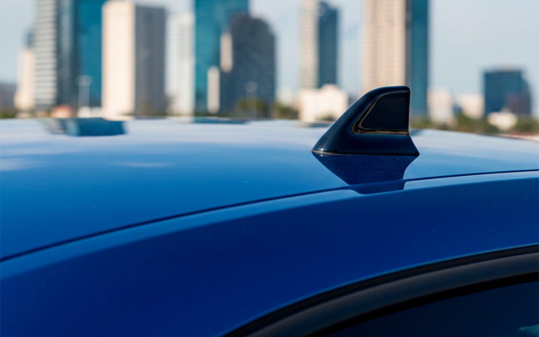 Qué es y para qué sirve la aleta de tiburón del techo de un coche