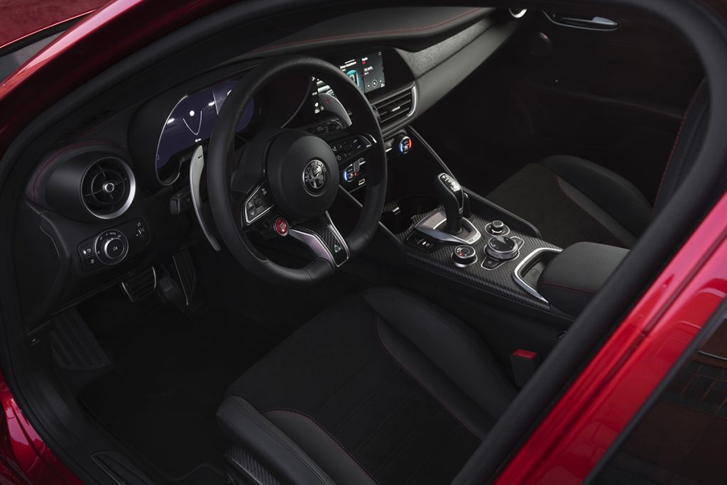 Alfa Romeo Stelvio Quadrifoglio Collezione - salpicadero