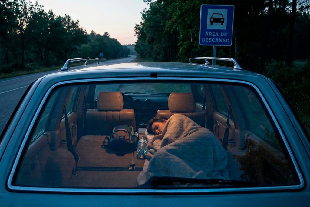 Hombre durmiendo en el coche