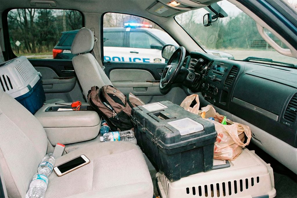 Interior de un coche lleno de objetos