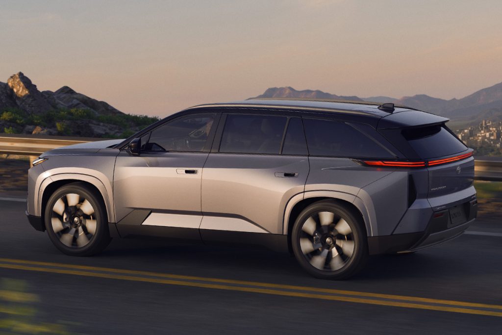 Toyota Highlander BEV - Vista lateral posterior