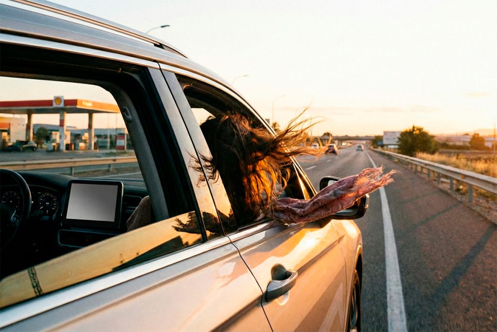 Coche con ventanilllas bajadas