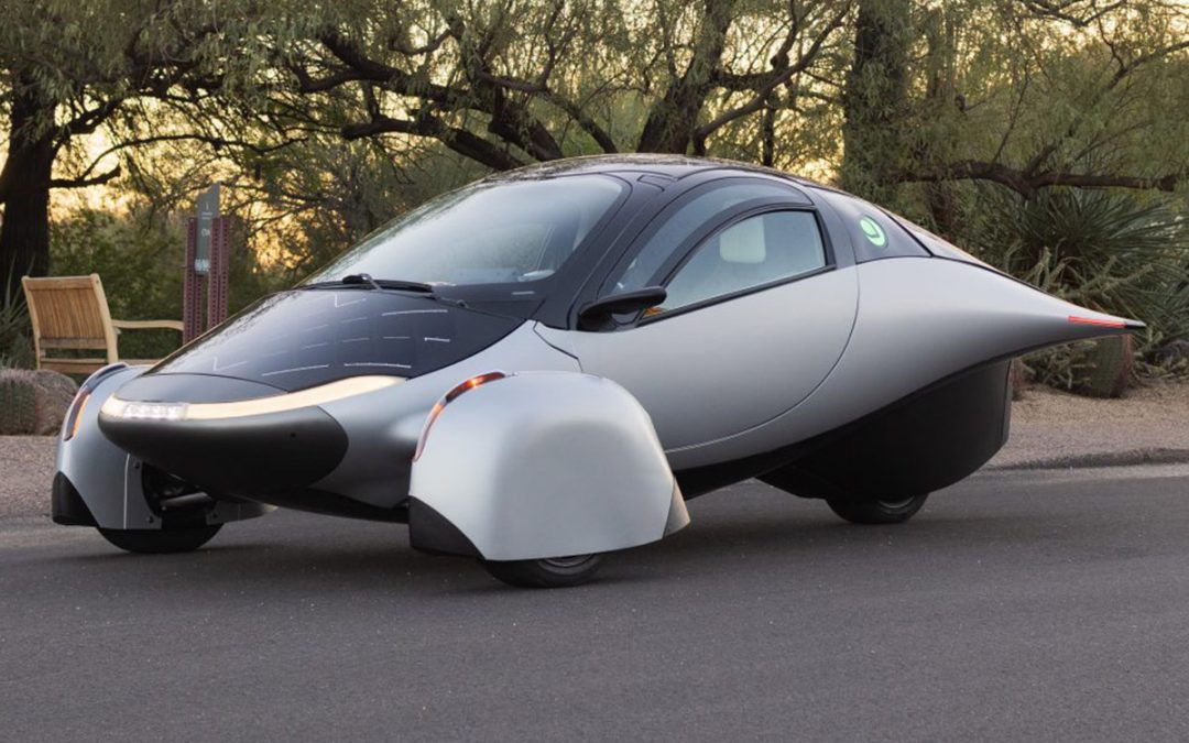 Un triciclo eléctrico que se mueve con baterías y con el sol