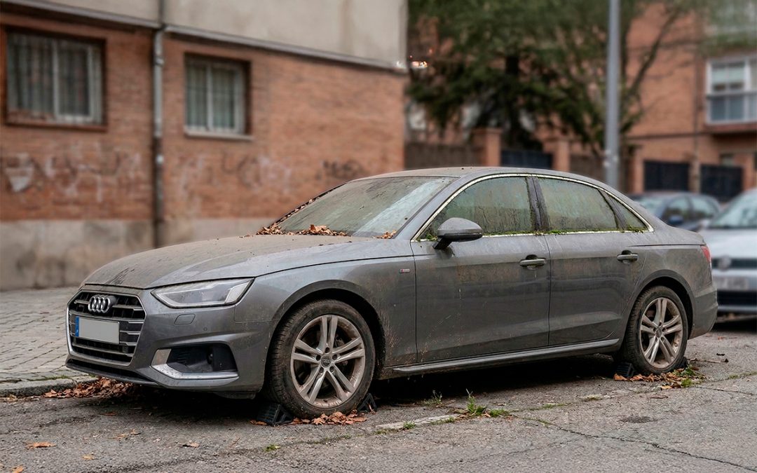 ¿Qué riesgos implica dejar un coche parado por un periodo prolongado?