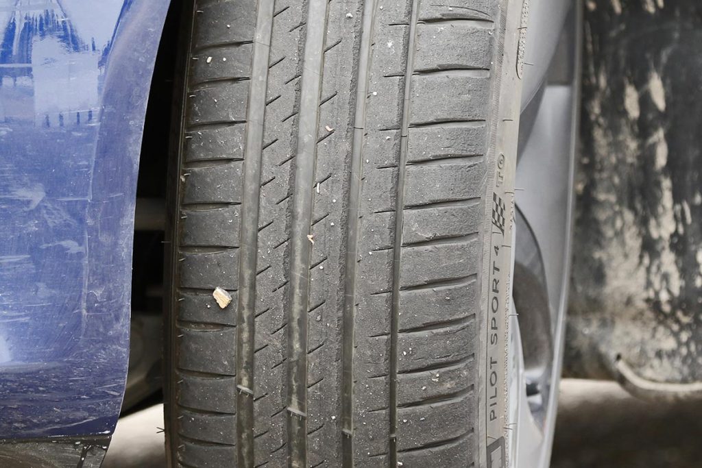 Desgaste irregular del neumático por conducción muy exigente