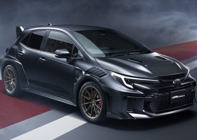 Toyota GRMN Corolla (2026) - vista - lateral - frontal