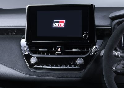 Toyota GRMN Corolla (2026) - vista - pantalla - salpicadero